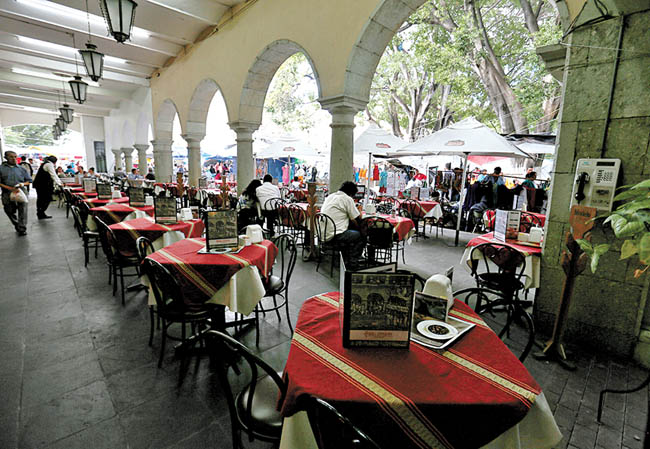 Restaurantes semivacíos en el Centro Histórico de Oaxaca. 