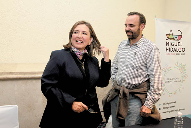 La titular de la demarcación acompañó al ex funcionario en la conferencia de prensa. 