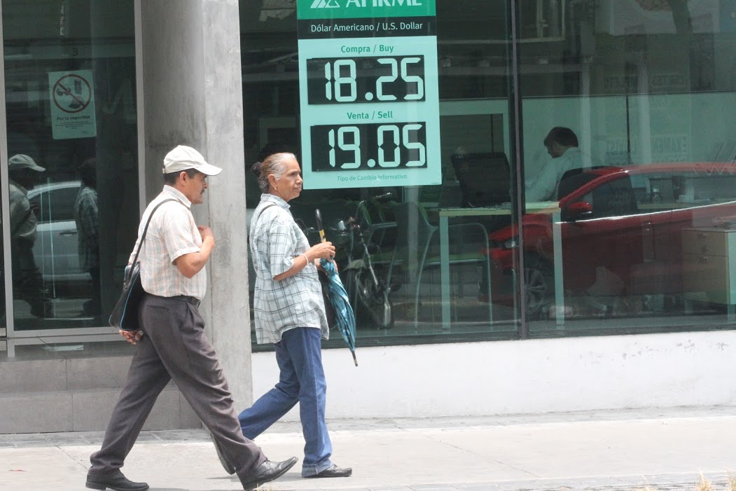 El dólar se fortalece frente al peso debido a la volatilidad en el tipo de cambio en los mercados internacionales. 