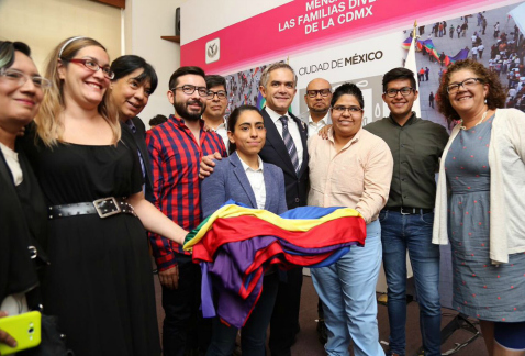 El gobierno capitalino donó una gran bandera arcoiris para que sea exhibida en la Marcha del Orgullo Gay, este sábado del Ángel de la Independencia al