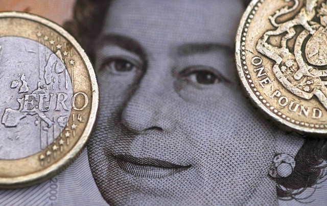 Ilustración fotográfica de una moneda de dos euros junto a una de una libra.