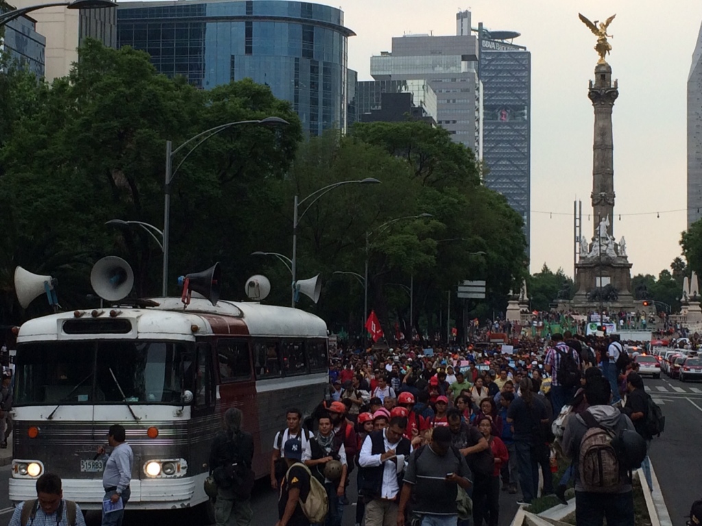 Maestros de la CNTE marchan en Reforma e intentan llegar al Zócalo capitalino.