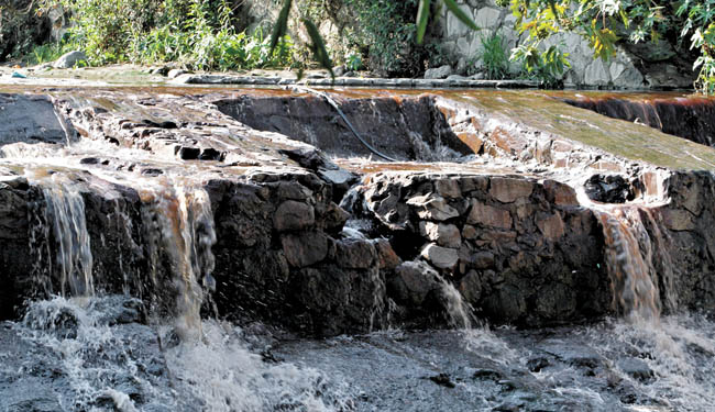 En un recorrido se perciben olores a sustancias químicas similares al tinte de cabello. 