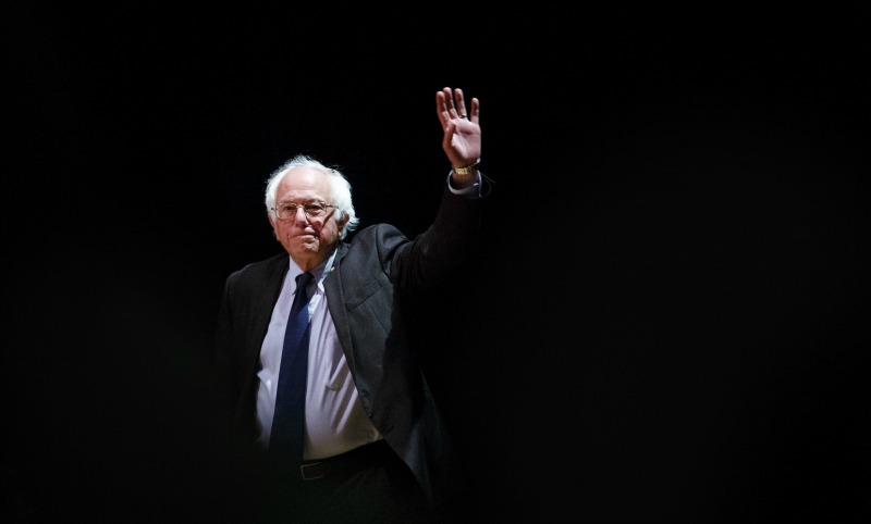Sanders, senador por Vermont, se enfrascó en una larga batalla con Clinton, la gran favorita por la nominación del Partido Demócrata.