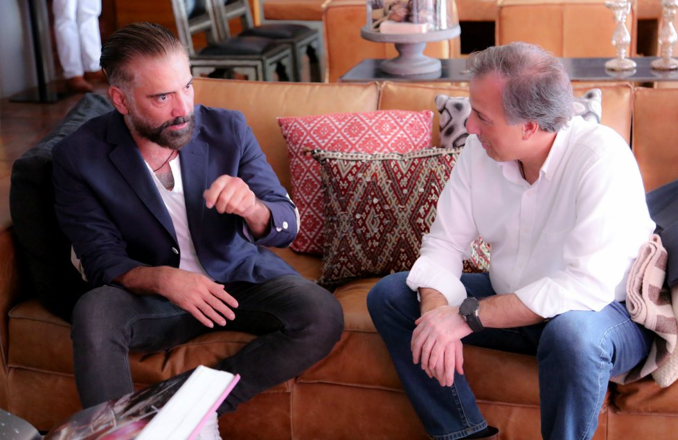 El cantante Alejandro Fernández y el Secretario de Desarrollo Social José Antonio Meade