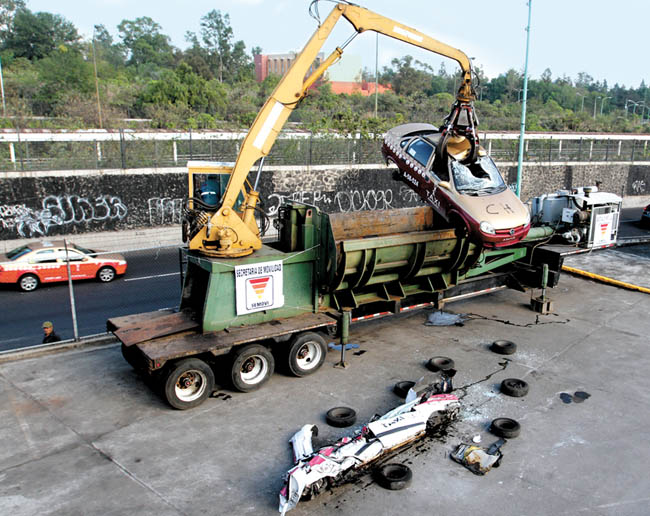 Ayer fueron destruidas 800 de las mil 200 unidades que están en el corralón de Avenida del Imán. 