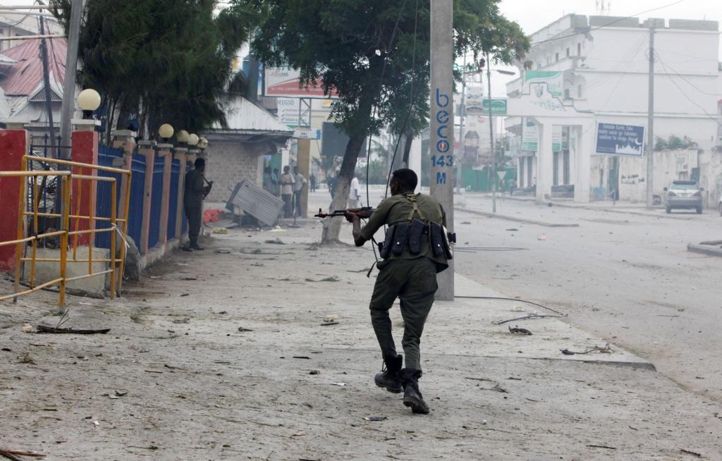 El grupo extremista islámico Al Shabaab se atribuyó el ataque y lo calificó como el más reciente de una serie de asaltos contra hoteles en Mogadiscio.