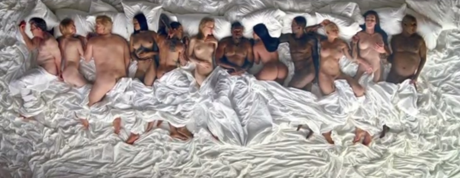 Esta imagen aparece en el video de 'Famous', de Kanye West. 