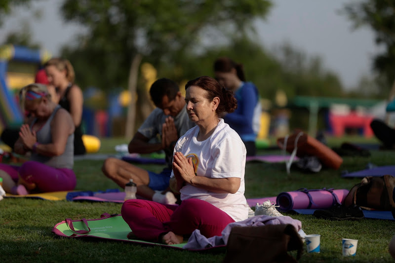 Imparten clase masiva de yoga en el Metropolitano.