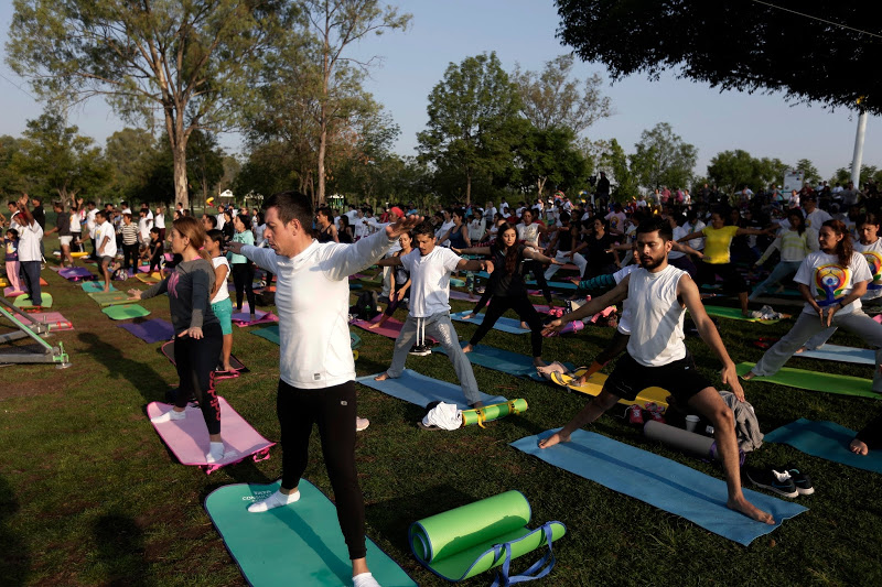 Imparten clase masiva de yoga en el Metropolitano.