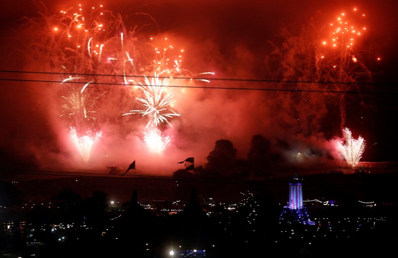La noche se iluminó con los fuego pirotécnicos en el festival.