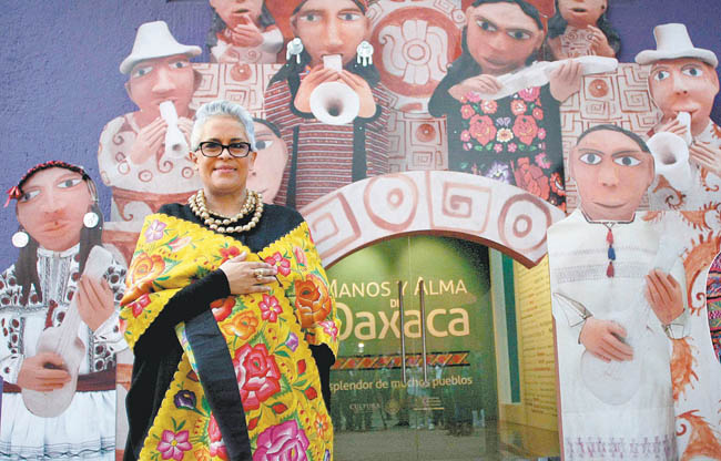 Lució con orgullo su chal bordado por oaxaqueños. 