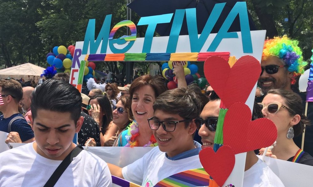 Roberta Jacobson marchó junto con miembros de la comunidad LGBTT, en la celebración de la marcha número 38 del orgullo gay en México. 