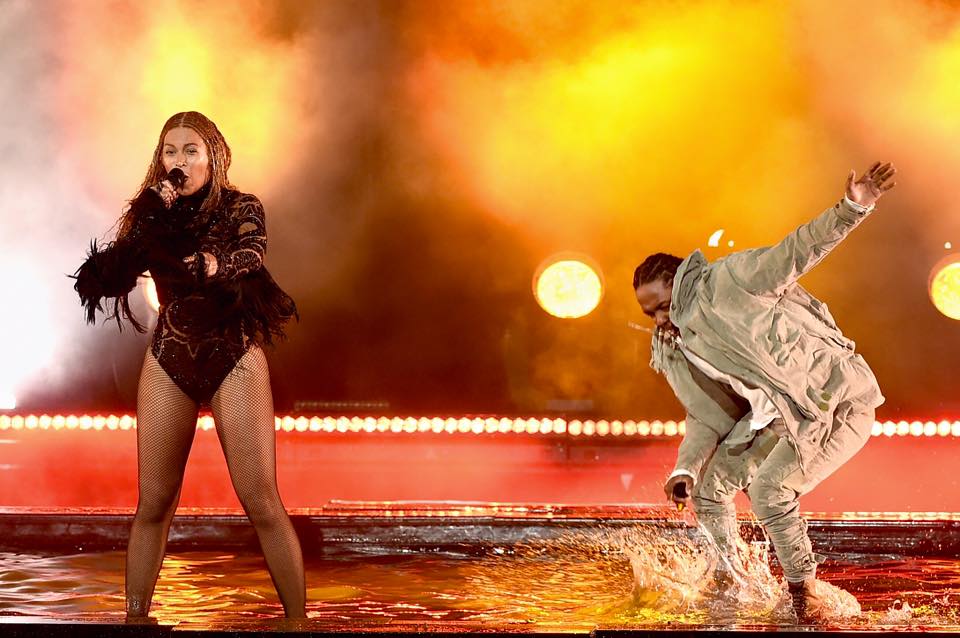 Beyoncé estuvo acompañada de Kendrick Lamar. 