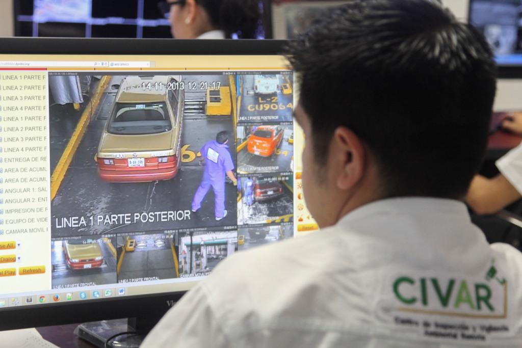 El Centro de Inspección y Vigilancia Ambiental Remota (CIVAR)  monitorea en tiempo real a los 67 Centros de Verificación de la capital.