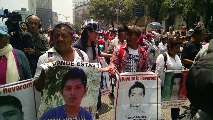 Los padres de los 43 estudiantes desaparecidos de Ayotzinapa marcharon del "antimonumento" hacia la PGR.