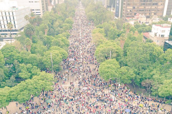 Simpatizantes de Morena marcharon del Ángel de la Independencia a la Glorieta de Colón.