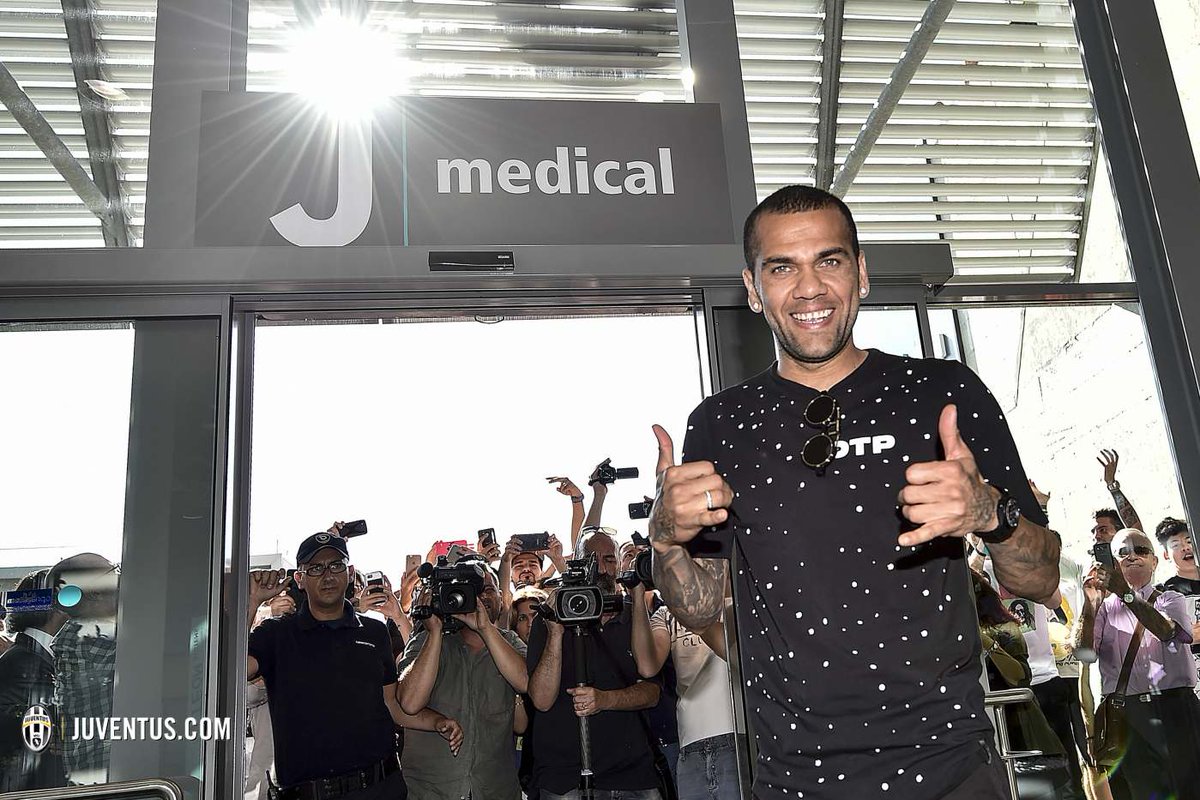 Dani Alves a su llega a suelo italiano 