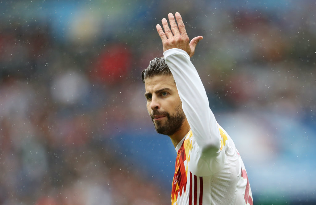 Gerard Piqué en el juego contra Italia