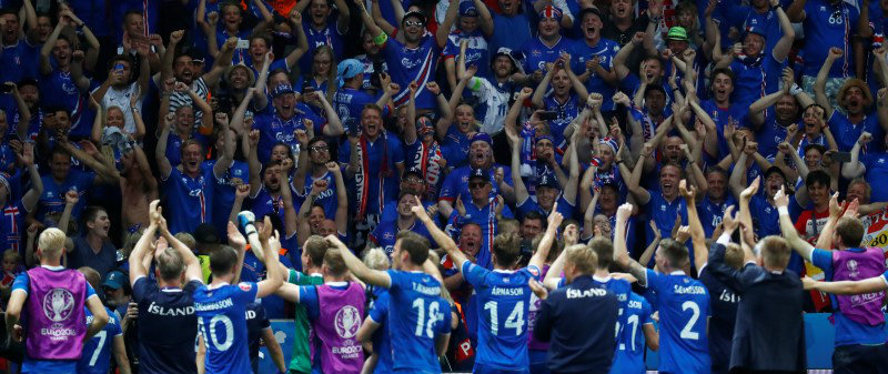 Jugadores de Islandia festeja pase a cuartos de la Euro con su afición