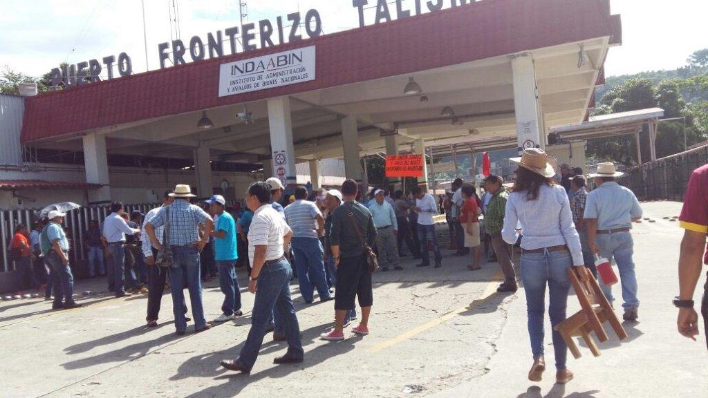 Los maestros bloquean la frontera con Guatemala en cuatro municipios.  