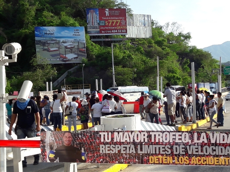 Desde las 18:00  horas los manifestantes se colocaron frente a la caseta de cobro.de La Venta en ambos sentidos.