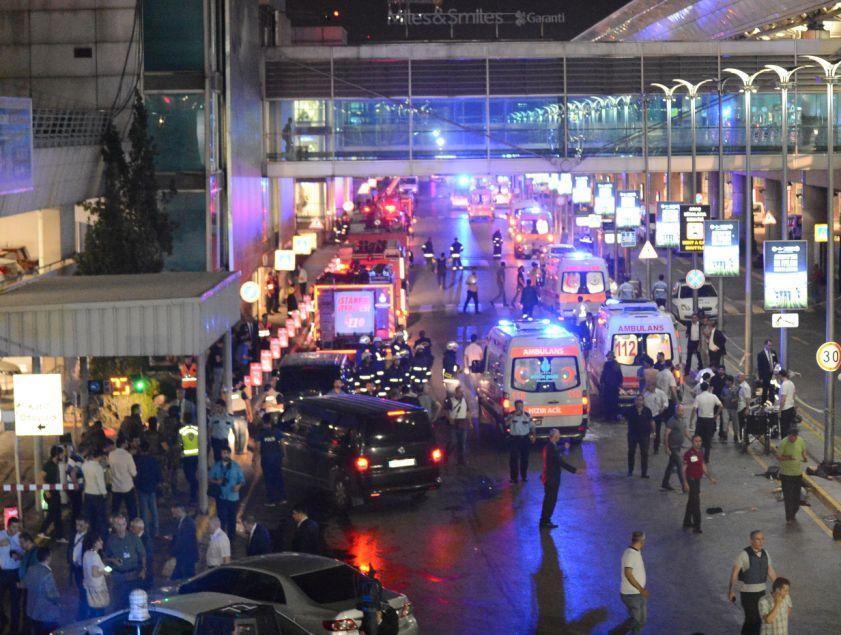 El ataque en el aeropuerto de Estambul dejó también decenas de heridos.