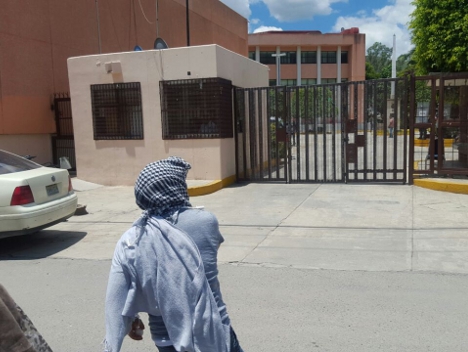 Integrantes de la Ceteg lanzaron huevos al inmueble del Congreso de Guerrero y no intentaron entrar a pesar de que sabían que se desarrollaba una sesi