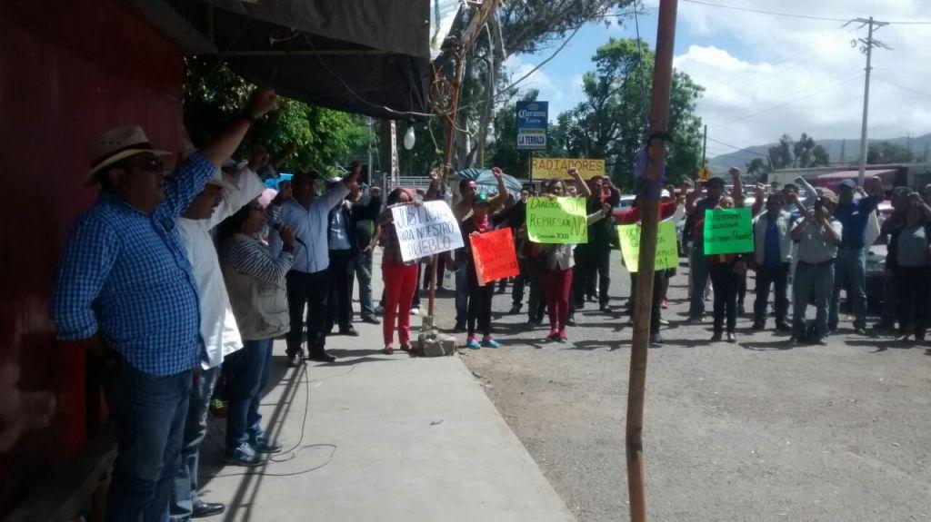 Los maestros mantienen bloqueados los cruces carreteros en protesta de la reforma educativa. 