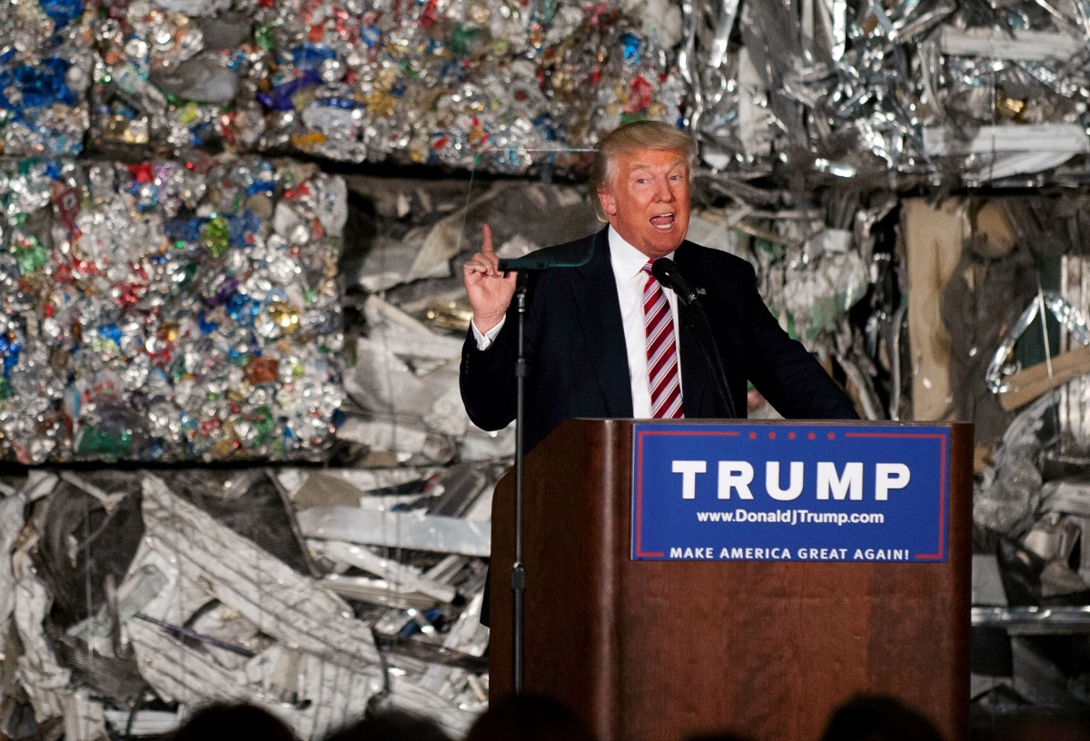 Trump ofrece un discurso durante un evento de campaña en la planta de aluminio Alumisource, en Monessen, Pensilvania.