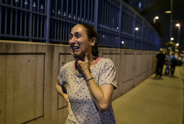 Según las autoridades, primero tuvieron lugar unas explosiones en la entrada de la terminal de vuelos internacionales hacia las 22:00 horas. 
