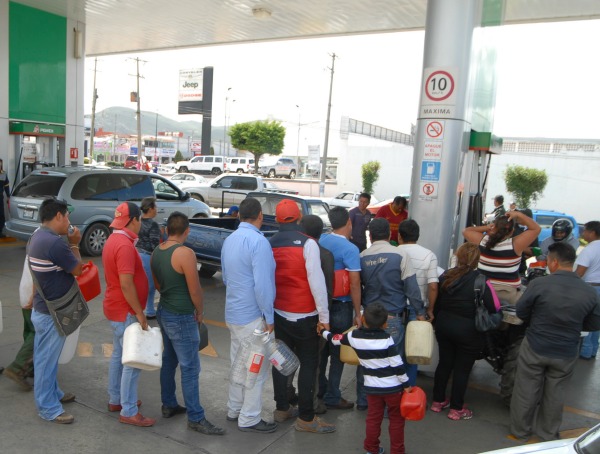 En Chiapas, los habitantes hacen compras de pánico en las gasolineras, en donde ha comenzado a escasear el combustible por los bloqueos de los maestro