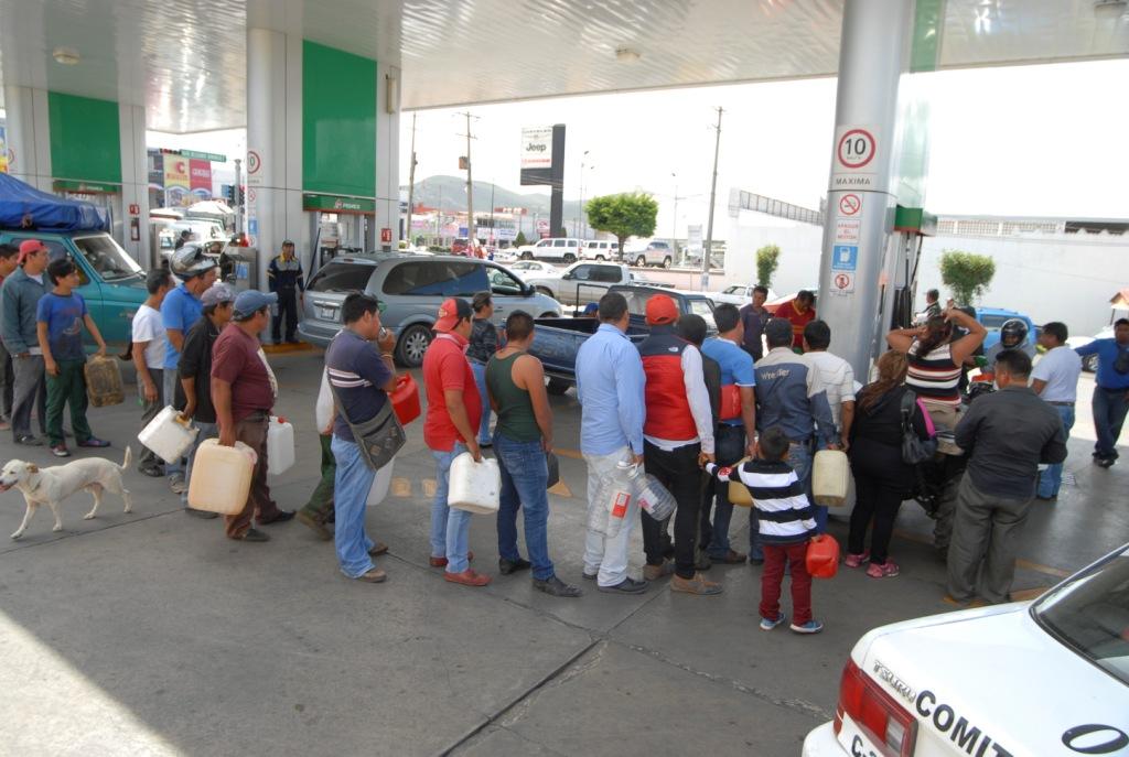 Ante la escasez de gasolina en Chiapas, habitantes realizan compras de pánico.