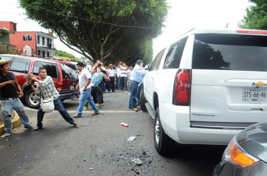 Un grupo de personas lanzó piedras contra los vehículos en los que se trasladaban Anaya, Yunes y Creel.
