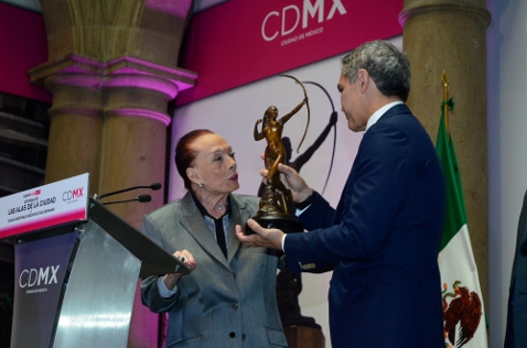 Helvia Martínez Verdayes recibió del jefe de Gobierno capitalino, Miguel Ángel Mancera, el reconocimiento Alas de la Ciudad, por haber sido la modelo 