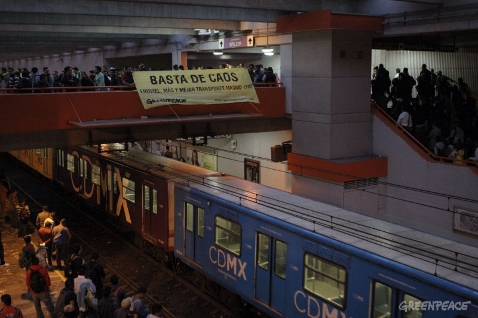 Integrantes de la organización ambientalista Greenpeace colocaron una manta en un punto estratégico de la estación Pantitlán del Metro, en demanda de 