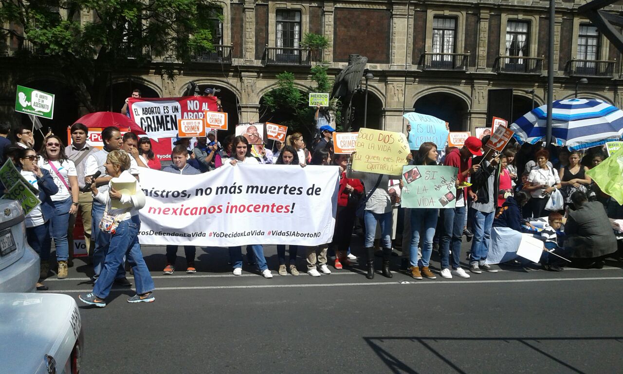 Organizaciones a favor y en contra del aborto protestan afuera de las instalaciones de la Suprema Corte