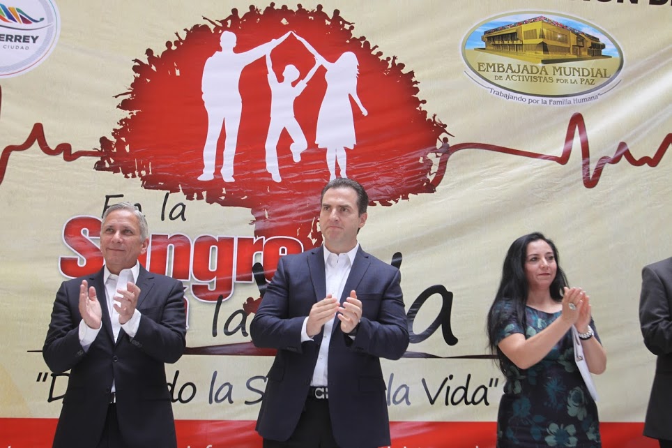 El alcalde de Monterrey, Adrián de la Garza, dio arranque al maratón para donar sangre. 