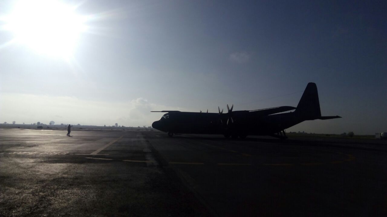 El avión se encuentra listo para despegar y comenzar la repartición de los alimentos. 