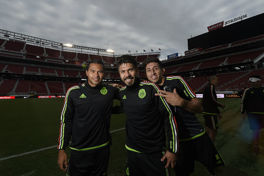 Carlos Peña, Oribe Peralta y Héctor Herrera durante entrenamiento