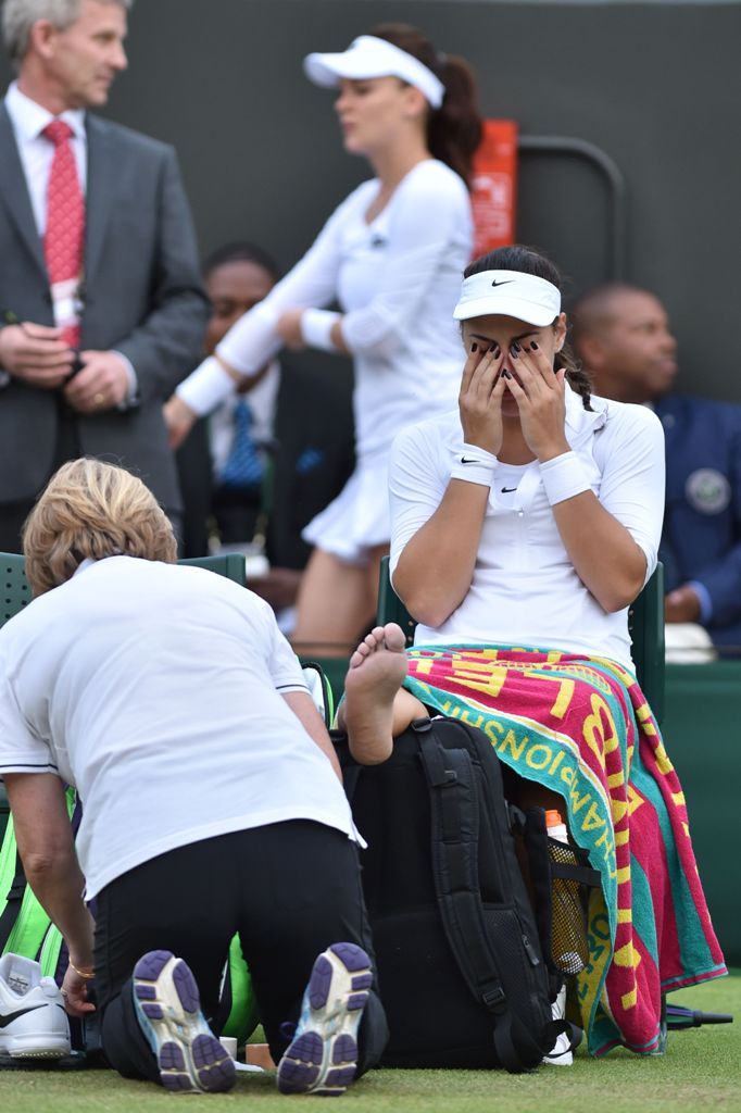 La Croata Ana Konjuh recibiendo atención medica durante el cuarto día de Wimbledon