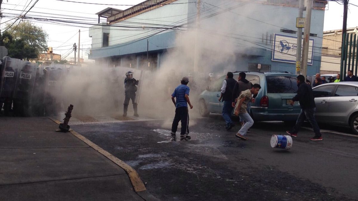 Enfrentamiento por desalojo policías y vecinos de la Col Peñón de los Baños 
