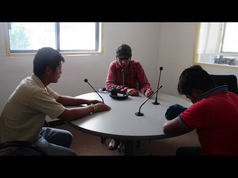 Estudiantes de la Normal Rural Raúl Isidro Burgos dijeron en un mensaje radiofónico que el movimiento sigue vivo, que no se ha caído en el olvido, com