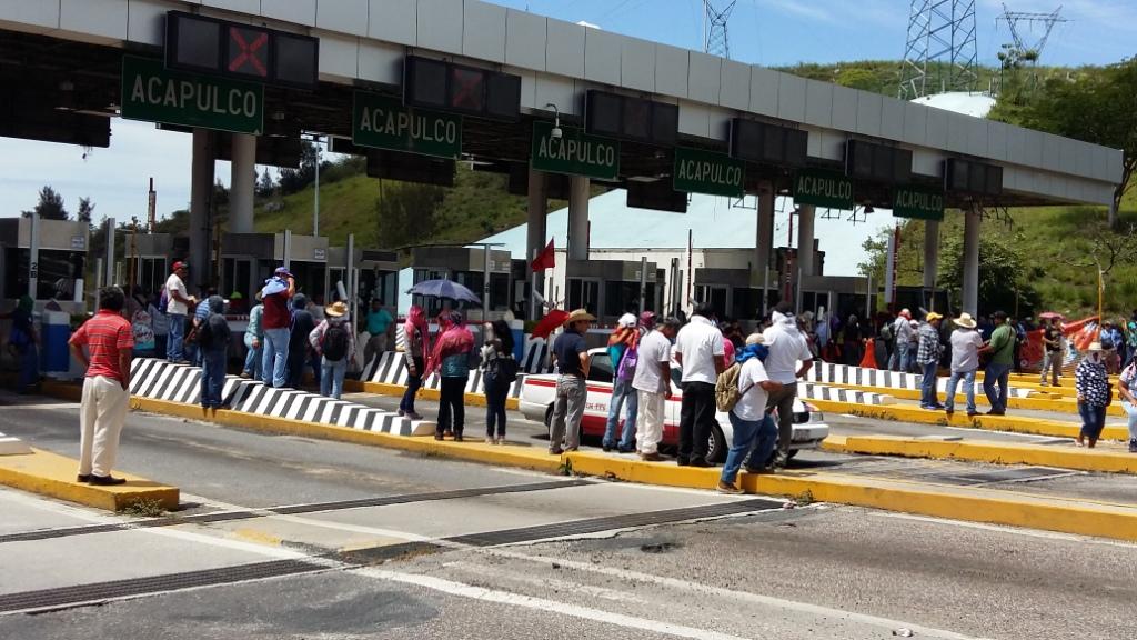 Los maestros repartieron volantes y pidieron a los automovilistas cooperación voluntaria. 