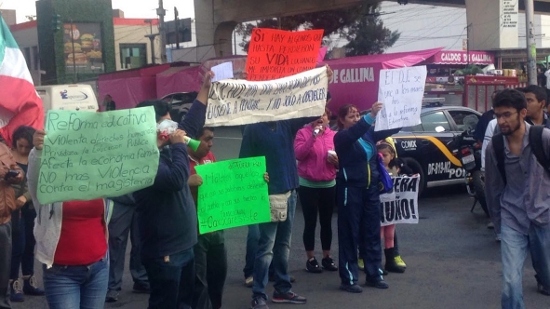 Padres de familia y alumnos de escuelas públicas apoyaron las demandas de la CNTE esta mañana, mediante bloqueos al tránsito vehicular.