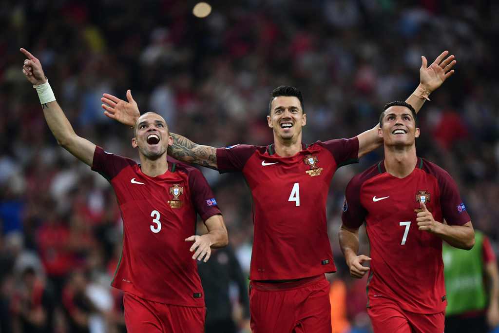 Pepe, José Fonte y Cristiano Ronaldo celebrando el triunfo de Portugal 