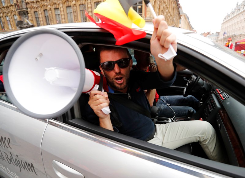 Aficionados belgas arriban a la sede del partido del cuartos de final de la Euro ante Gales 