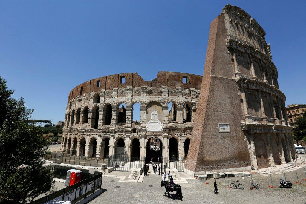 El anfiteatro Flavio, más conocido con el nombre del Coliseo, se terminó de construir en el año 80 d. C.