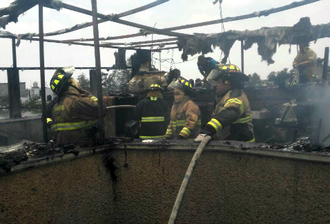 Bomberos de la Ciudad de México remueven escombros luego de controlar un incendio en la colonia Ajusco, delegación Coyoacán, en el que murieron seis p