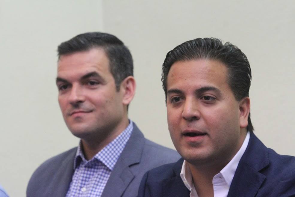 Damián Zepeda Vidales, secretario general del Comité Ejecutivo Nacional (derecha) y Mauro Guerra Villarreal, dirigente estatal. 